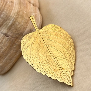Pendente vintage a forma di foglia dorata in acciaio inossidabile con design traforato