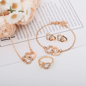 Details des goldenen Doppelherz-Schmucksets mit Halskette und glitzernden Strasssteinen