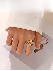 Detailansicht eines 18K vergoldeten Blattrings an der Hand im minimalistischen Luxusstil