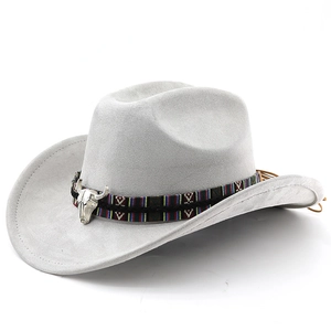 Détail d'un chapeau de cow-boy en daim gris avec bande ethnique et crâne de taureau argenté