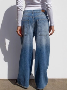 Vue arrière du jean taille haute à jambe large en denim délavé bleu coupe ample
