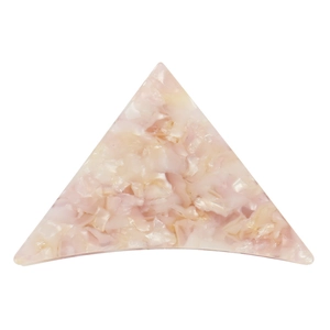 Gros plan sur la pince à cheveux triangulaire en acétate avec texture marbrée rose et brillante