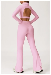 Vista posteriore del set yoga rosa con top a schiena scoperta e pantaloni a zampa