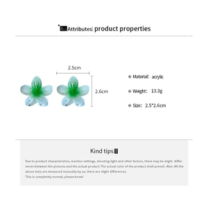 Detail view of 2.5cm green gradient acrylic flower hair clips with size and weight info