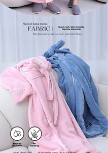 Texture dettagliata di accappatoi in flanella spessa rosa e blu su divano bianco