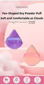 Vista dettagliata del piumino da cipria a triangolo soffice in rosa e viola per trucco