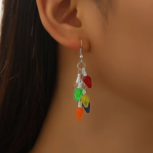Gros plan sur les boucles d'oreilles boules de Noël avec pendentifs festifs colorés