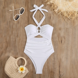 Costume intero bianco con allacciatura al collo e anello di metallo su fondo legno
