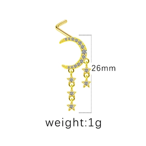 Détail d'un piercing nez doré lune et étoiles avec zircons blancs et longueur 26mm