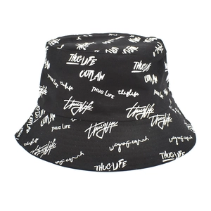 Détail d'un bob noir avec motifs graffiti blancs Thug Life et Outlaw imprimés dessus