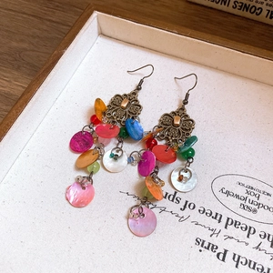 Vintage Boho-Ohrhänger mit bunten Muschelscheiben und bronzefarbenen Haken