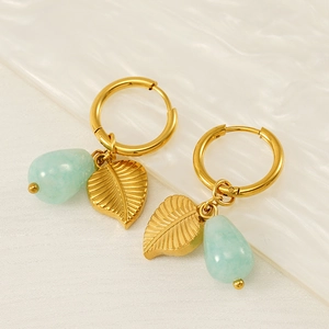 Boucles d'oreilles créoles en acier doré avec pendentif feuille et pierre verte