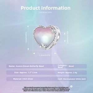 Détail macro du pendentif cœur en argent S925 avec pierre dégradée aurore et étoiles