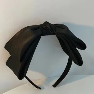 Eleganter Haarreif mit großer schwarzer Satinschleife in zweilagigem Design für Damen