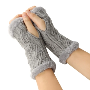 Détail de gants gris en maille torsadée avec bordure en fausse fourrure pour l'hiver doux