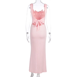 Détail du design dos nu et du nœud élégant sur cette robe longue rose à coupe ajustée