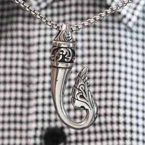 Collana con ciondolo a gancio in acciaio 316L con motivi etnici incisi