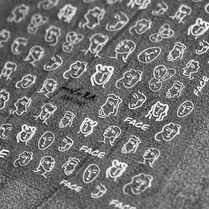 Minimalistische weiße Gesichts-Strichgrafik Nagelsticker MS-380 auf grauem Grund