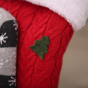 Calza di Natale in maglia rossa con albero verde e bordo in peluche bianco