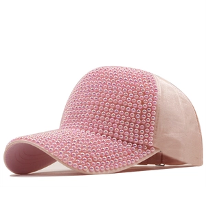 Dettaglio del cappellino rosa in cotone mercerizzato con perle iridescenti e finitura scamosciata