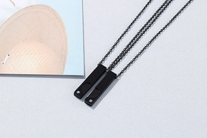 Vue détaillée de colliers rectangulaires noirs pour couples avec cœur assorti et cristaux