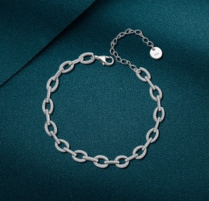Gros plan du bracelet en argent S925 montrant la texture mate et le poinçon d'authenticité
