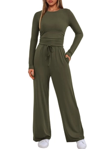 Set casual due pezzi verde oliva con top a maniche lunghe e pantaloni a gamba larga