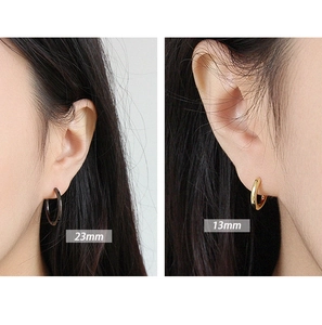 Detailed comparison of S925 silver hoop earrings in 23mm black and 13mm gold on model