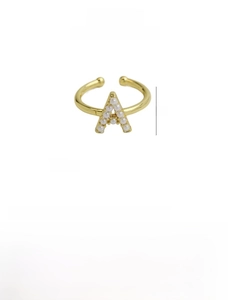 Detail eines 18k vergoldeten Messingrings mit Perlen-Buchstabe A und 2,7 g Gewicht