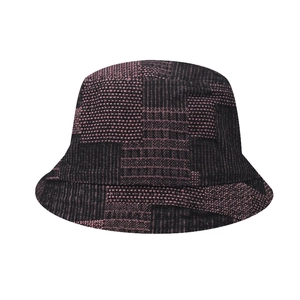 Detailansicht der rosa und schwarz karierten Tweed-Strickstruktur des Fischerhuts