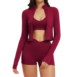 Set yoga 3 pezzi bordeaux con giacca zip, reggiseno sportivo e pantaloncini a vita V