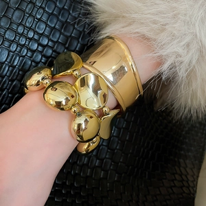 Elegante bracciale rigido dorato irregolare e braccialetto a maglie con finitura di lusso