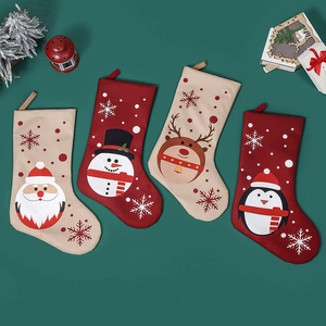 Set aus vier Weihnachtsstrümpfen mit Weihnachtsmann, Schneemann, Rentier und Pinguin
