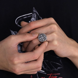 Detaillierte Nahaufnahme eines Vintage-San-Benito-Rings aus Titanstahl für Herren mit Öl-Finish