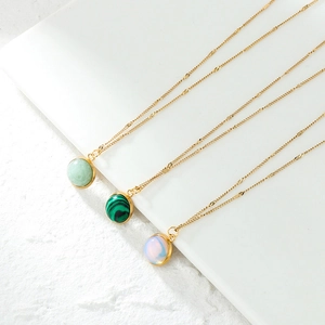 Schicke Gold-Halsketten mit Malachit- und Opal-Anhängern aus robustem Titanstahl für Damen
