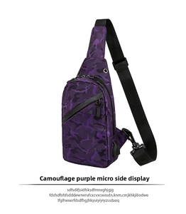 Detail der lila Camouflage Brusttasche mit USB-Ladeanschluss und verstellbarem Gurt