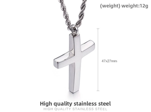 Détail macro du pendentif croix en acier 47x27mm avec chaîne en maille corde