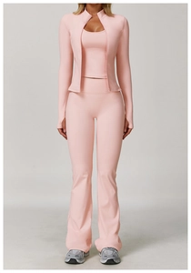 Gros plan détaillé d'un ensemble de yoga rose pâle avec veste ajustée et pantalon évasé
