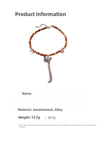 Détails de perles en santal avec breloques papillon et pompons métalliques sur le collier