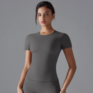 Detailansicht des dunkelgrauen, hochelastischen Yoga-T-Shirts mit ergonomischer Passform