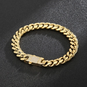 Vue détaillée du bracelet à mailles gourmette dorées serti de cristaux scintillants