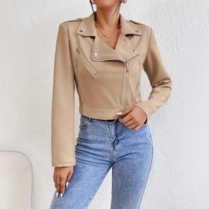 Détails de veste motard en daim camel avec revers et boutons en métal pour femmes