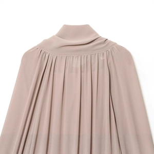Elegante vestido rosa viejo con sofisticados detalles plisados y tejido de gasa fluido