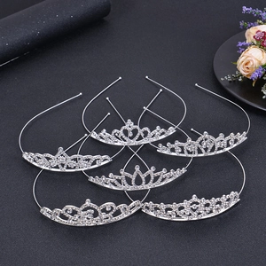 Detailansicht von sechs Kristall-Strass-Tiara-Sets für Mädchen auf dunklem Grund