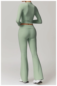 Vue arrière du haut court à manches longues vert sauge et du pantalon de yoga évasé taille haute