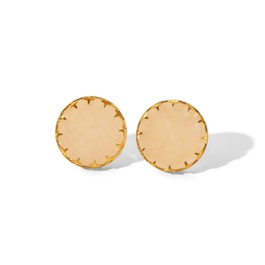 Vue détaillée de boucles d'oreilles rondes dorées avec insert en pierre beige épurée