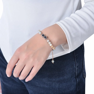 Détail du bracelet en pierres naturelles 6mm avec breloque de projection sur le poignet