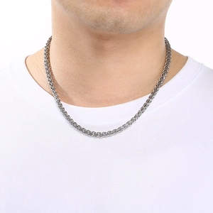 Nahaufnahme einer silbernen Gliederkette aus Edelstahl an einem männlichen Hals.