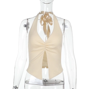 Detail des beigen Halter-Tops mit plissiertem V-Ausschnitt und Frontschlitz aus Strick