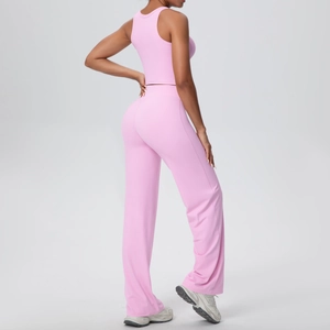 Dettaglio del set yoga rosa che mostra il retro del crop top e i leggings svasati